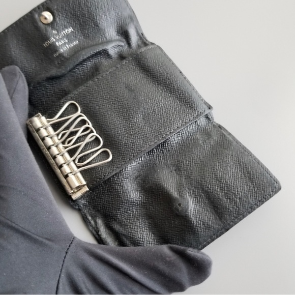 LV Graphite Key Holder (Louis Vuitton) - Picture 8 of 11